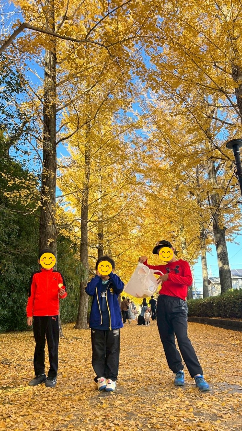 秋空の下でサッカー全力プレー