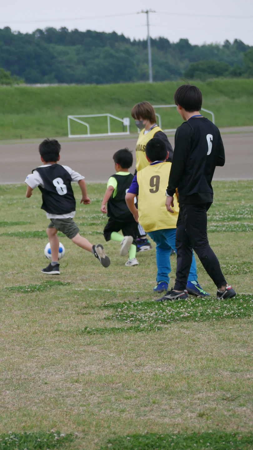 芝生で思いきりサッカー！子どもたちの笑顔満開⚽