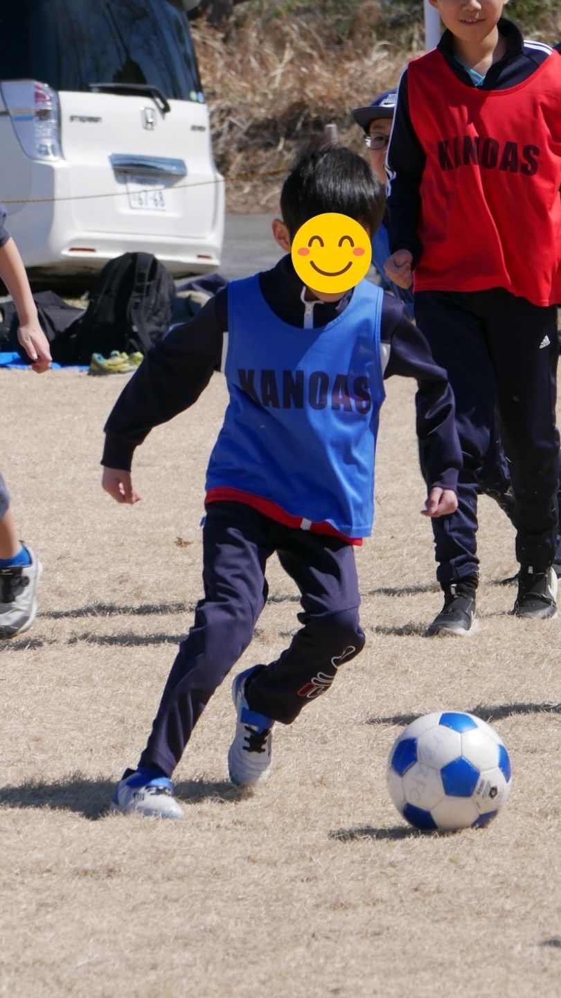 青空の下でのびのびサッカー