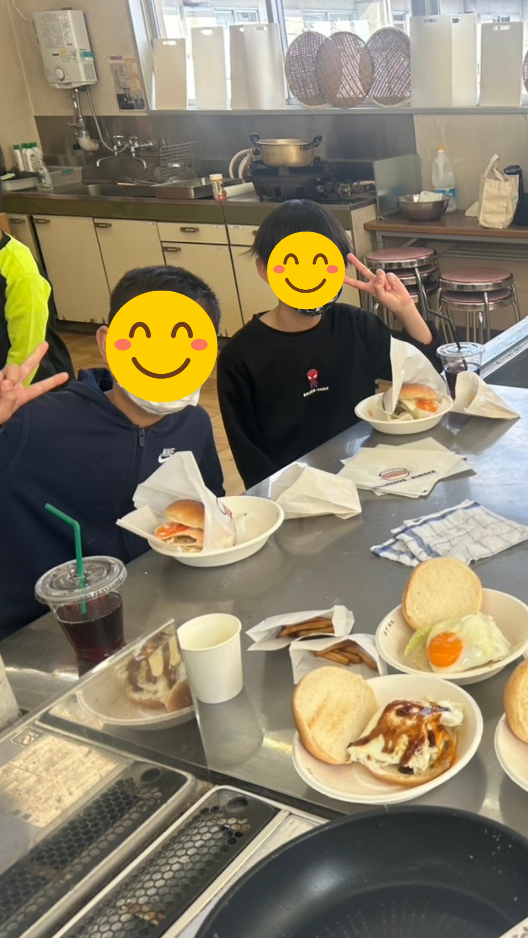 「美味しい〜！」と笑顔があふれるハンバーガー作り体験